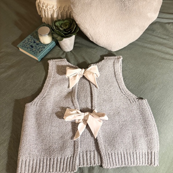 Women’s Gray Sleeveless sweater-Bow Back - Picture 1 of 5